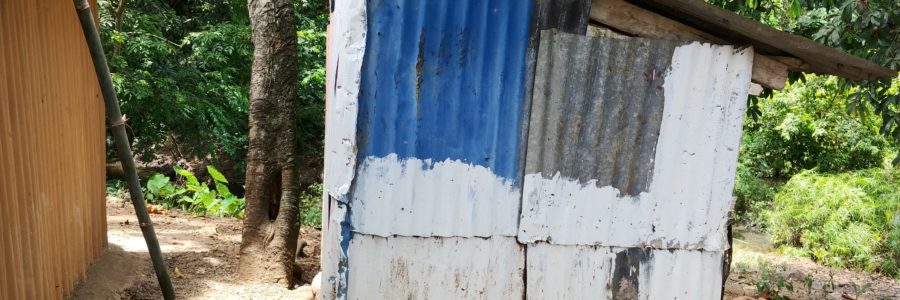 Die nächsten Projekte: Ein sauberes WC-Häuschen mit Duschgelegenheit für eine ganze Siedlung – Anschluss der Abwasser und Fäkalienabflüsse an die Kanalisation